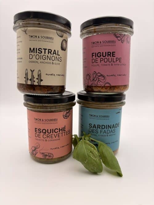 Quatre tartinables artisanaux Timon & Sourrieu présentés en bocaux en verre : Mistral d'oignons, Figure de poulpe, Esquiché de crevettes et Sardinade des Fadas, disposés sur fond blanc avec quelques feuilles de basilic frais.